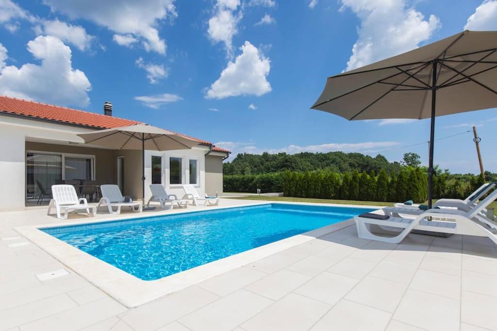 Nikol Villa *